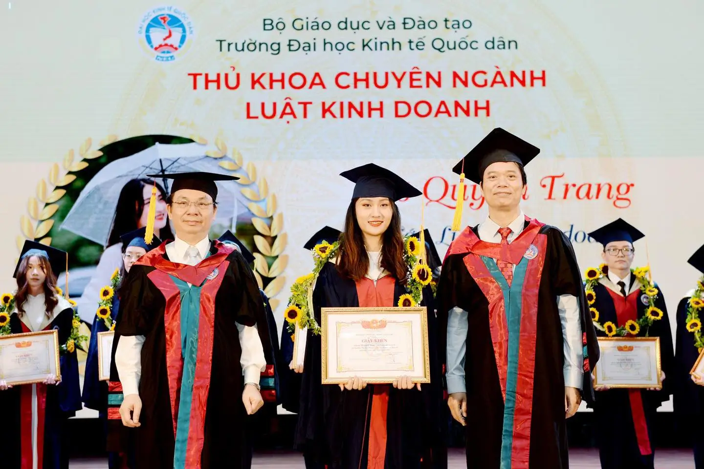 Đồng phục tốt nghiệp Đại Học Kinh tế Quốc dân