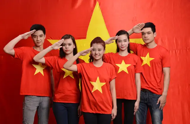 May áp cờ đỏ sao vàng tại Đà Nẵng