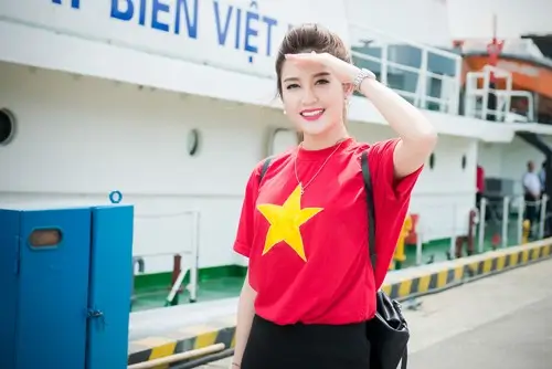 May áp cờ đỏ sao vàng tại Đà Nẵng