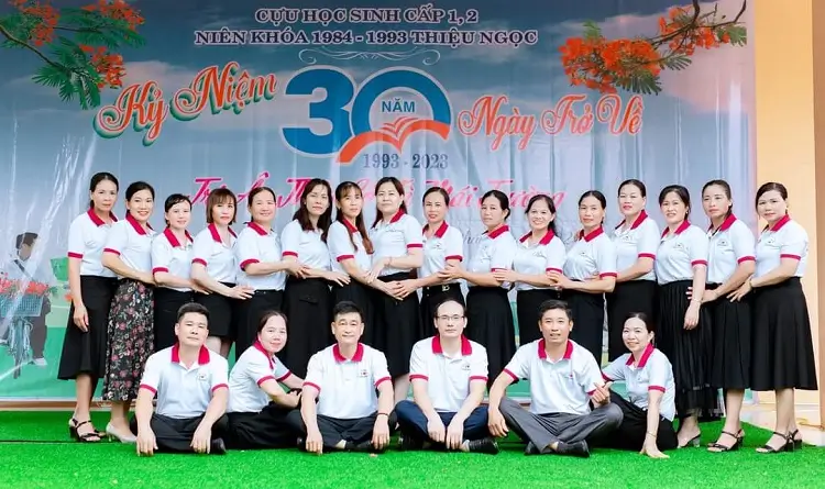 May đồng phục họp lớp tại Đà Nẵng